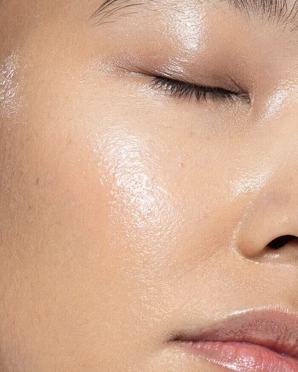 Saturate skin with hydration and lock in moisture to help it bounce back: long-lasting hydrating Hyaluronic Acid and ceramide mist helps to smooth fine lines and strengthen skin’s barrier.