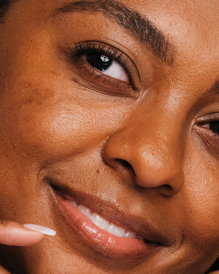 Finally, a mist that can do it all: minimize visible pores, reduce excess oil, and help diminish the appearance of post-breakout marks. Formulated with niacinamide and an antioxidant-rich blend, from the first spritz, get smaller pores by the time you walk out the door. 