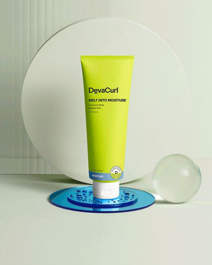 Melt on our ultra-rich conditioning mask. This treatment with a rich moisture preserving blend eases detangling, reduces frizz and nourishes dry curls without weighing them down. Leaves curls silky-soft and shiny.