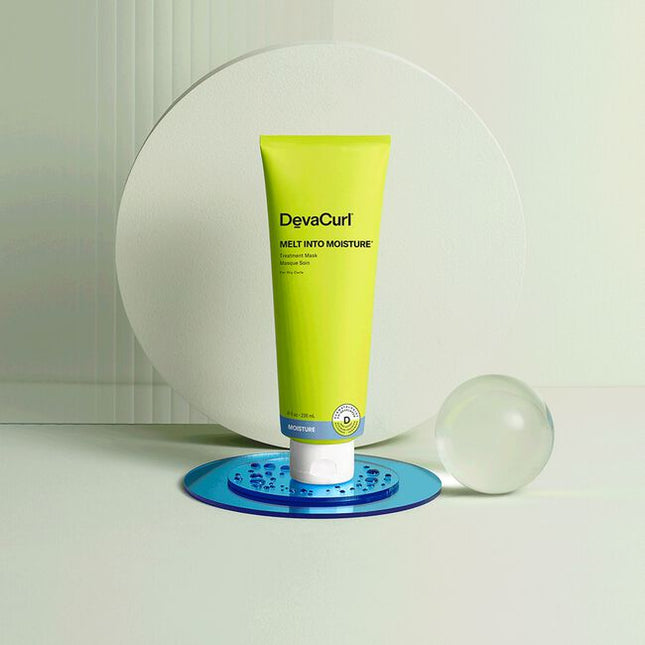 Melt on our ultra-rich conditioning mask. This treatment with a rich moisture preserving blend eases detangling, reduces frizz and nourishes dry curls without weighing them down. Leaves curls silky-soft and shiny.