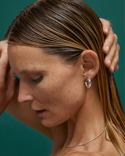 Luxurious lightweight dual use conditioner. Use as normal after shampoo or use as a leave-in. Its color safe formula will decrease your drying time without coating the hair. Epres uses their biodegradable repair technology instead of quaternary amines and silicones to deliver healthy shiny hair.