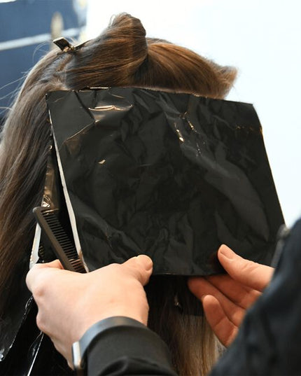 Experience a minimum of 25% faster processing time with our high-performance endothermic foils. Designed with special thermal properties to achieve a more consistent, even, and higher level of lift with better colour deposit, eliminating the need to use damaging levels of developer.
