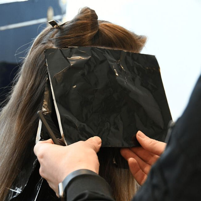 Experience a minimum of 25% faster processing time with our high-performance endothermic foils. Designed with special thermal properties to achieve a more consistent, even, and higher level of lift with better colour deposit, eliminating the need to use damaging levels of developer.