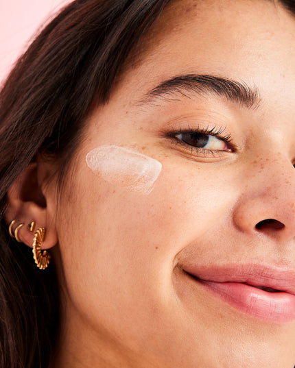 Luminizing 2-in-1 face moisturizer and primer hydrates and preps skin for makeup.