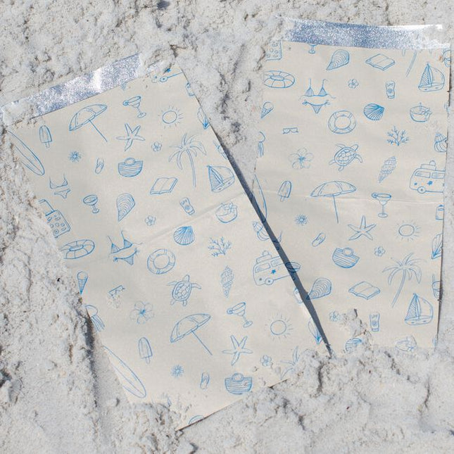 Sandals. Stripes. Sunshine. Framar's new “Beach Bum” collection is bringing breezy summer vibes to your salon! Inspired by beach umbrellas and boardwalks, these blue and cream hues with playful summer illustrations bring a refreshing touch of the shore to your station.