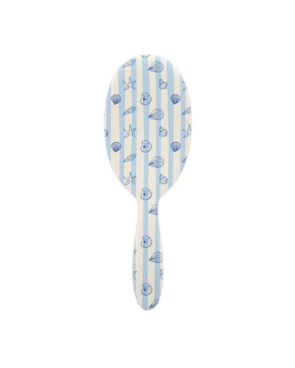 Tangle-free, stress-free, and serving beachy vibes. The Framar Beach Bum Detangle Brush glides through knots with ease thanks to its flexible bristles—perfect for gentle, damage-free detangling on all hair types.