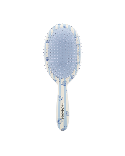 Tangle-free, stress-free, and serving beachy vibes. The Framar Beach Bum Detangle Brush glides through knots with ease thanks to its flexible bristles—perfect for gentle, damage-free detangling on all hair types.