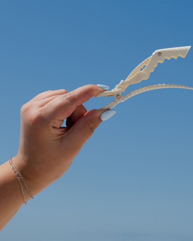 Bring laid-back coastal vibes to your styling station with the Framar Beach Bum Gator Grips. These professional-grade sectioning clips combine playful beach-inspired design with the strong, reliable hold stylists need for everyday salon services.