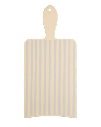 Sandals. Stripes. Sunshine. Framar's new “Beach Bum” collection is bringing breezy summer vibes to your salon! Inspired by beach umbrellas and boardwalks, these blue and cream hues with playful summer illustrations bring a refreshing touch of the shore to your station.