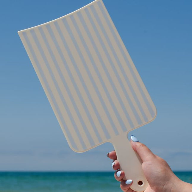 Sandals. Stripes. Sunshine. Framar's new “Beach Bum” collection is bringing breezy summer vibes to your salon! Inspired by beach umbrellas and boardwalks, these blue and cream hues with playful summer illustrations bring a refreshing touch of the shore to your station.