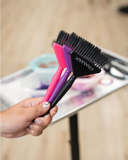 Framar's famous AccuSoft bristles are tapered to pick up and distribute color to hair evenly, quickly and precisely.