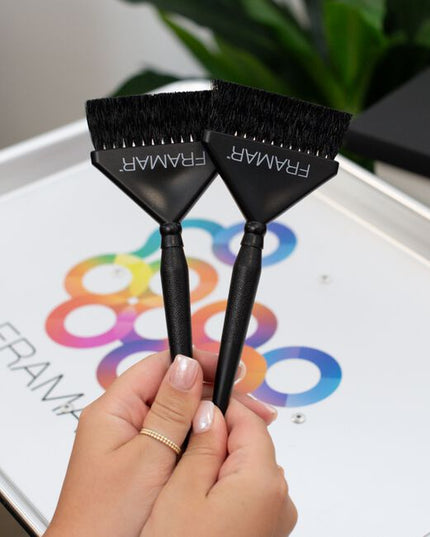 Real ones know root touch ups are a stylist’s bread and butter - you deserve tools designed for the job. Ideal for root touch ups and smudging the hairline.