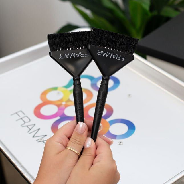 Real ones know root touch ups are a stylist’s bread and butter - you deserve tools designed for the job. Ideal for root touch ups and smudging the hairline.