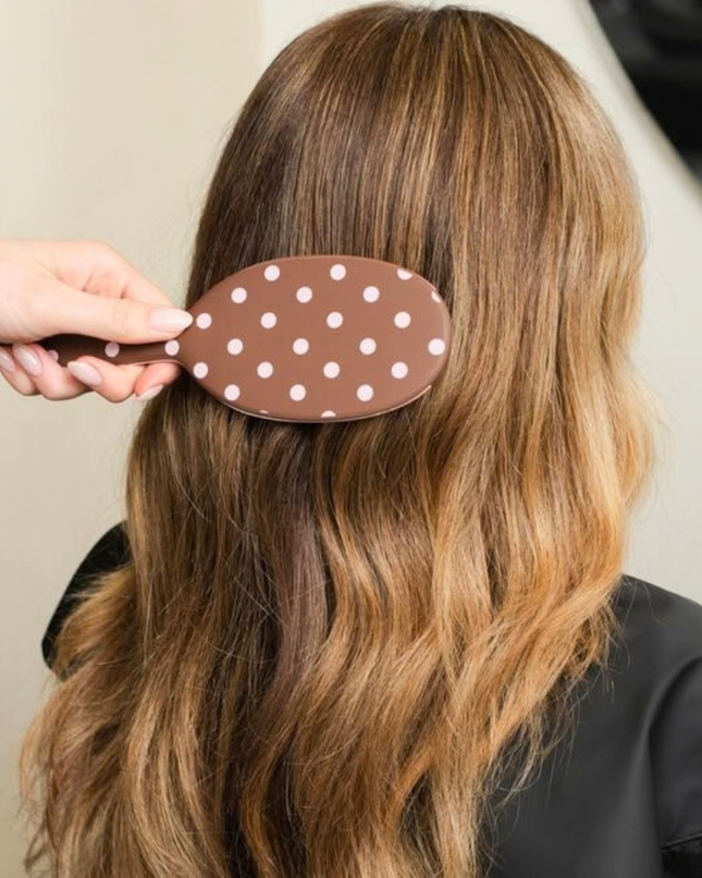 Effortlessly detangles even the most stubborn knots. Ideal for all hair types. Extension and wig friendly.