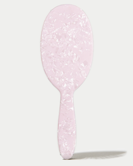 Are we on a sugar high or is this the prettiest brush ever? With its ‘pretty in pink’ pearlescent shine, this detangle brush was made to be tough on tangles so your ‘it girl’ locks can shine to perfection!