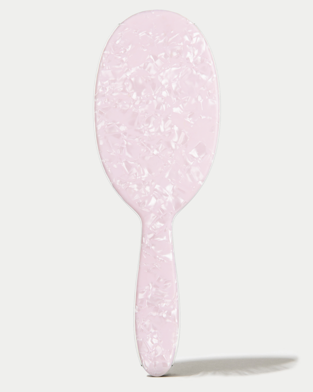 Are we on a sugar high or is this the prettiest brush ever? With its ‘pretty in pink’ pearlescent shine, this detangle brush was made to be tough on tangles so your ‘it girl’ locks can shine to perfection!