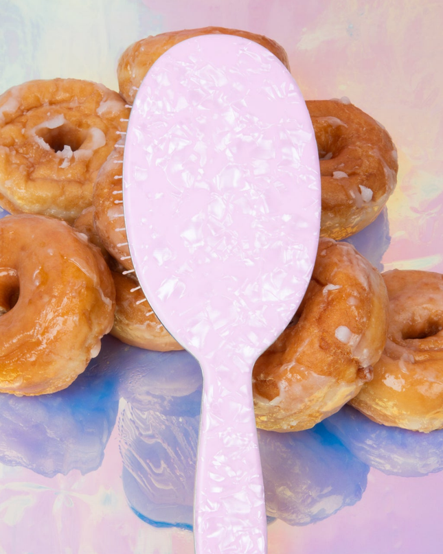 Are we on a sugar high or is this the prettiest brush ever? With its ‘pretty in pink’ pearlescent shine, this detangle brush was made to be tough on tangles so your ‘it girl’ locks can shine to perfection!