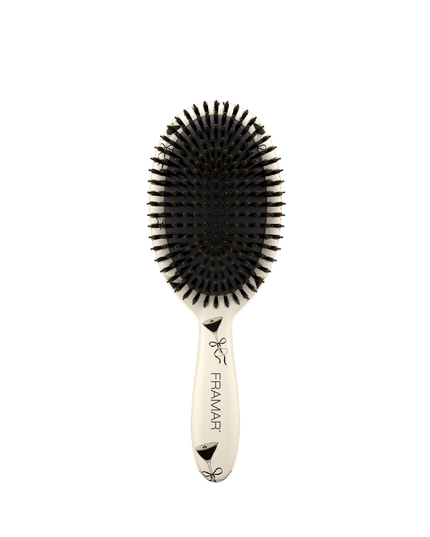A polished twist on our detangle brush with genuine boar bristles that work hard so you can style your 7th day hair with ease. Designed to achieve the ultimate slick back styles, that’s that SLEEK espresso!