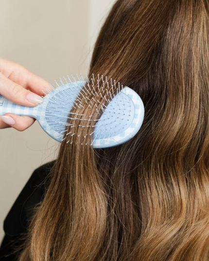 Effortlessly detangles even the most stubborn knots. Ideal for all hair types. Extension and wig friendly.