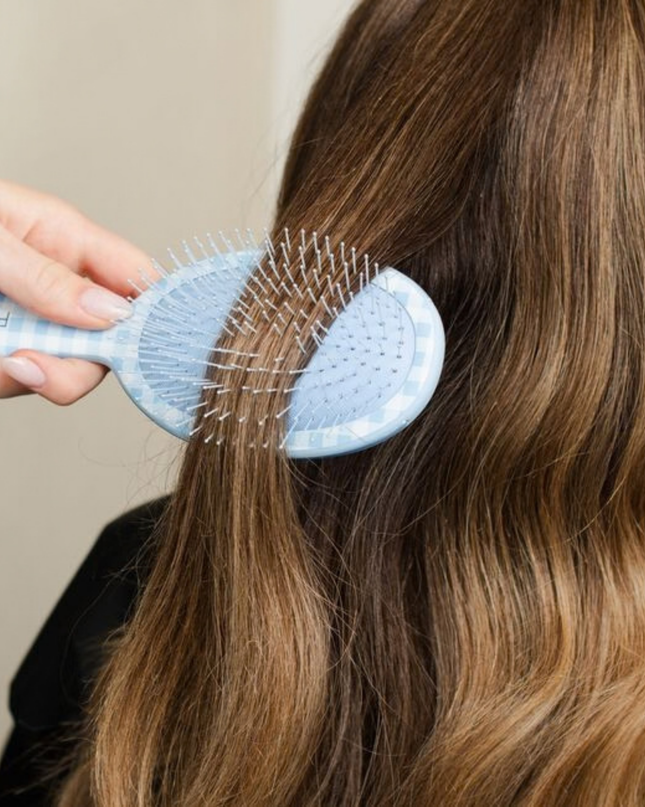 Effortlessly detangles even the most stubborn knots. Ideal for all hair types. Extension and wig friendly.