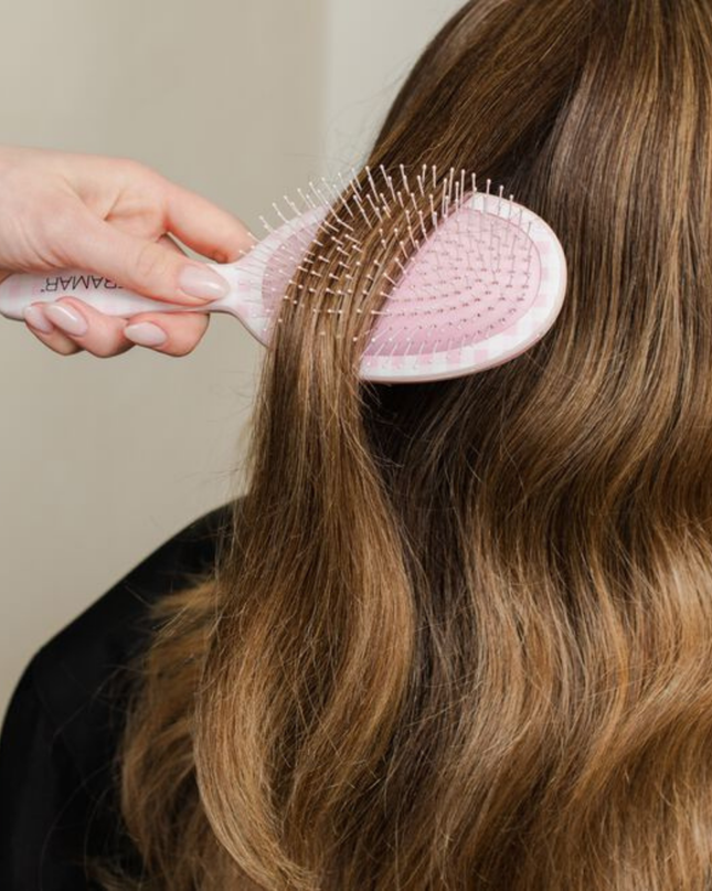 Effortlessly detangles even the most stubborn knots. Ideal for all hair types. Extension and wig friendly.