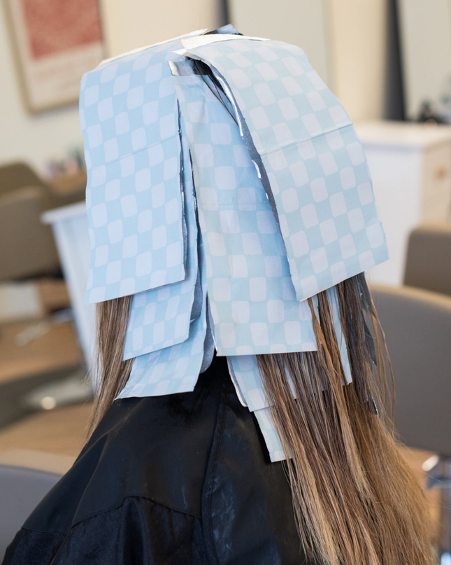 Upgrade your color services with Framar Light Blue Checks Pop Up Foils—designed for speed, precision, and a flawless finish every time. These pre-cut, embossed foils make highlighting and balayage services more efficient, helping stylists work smarter behind the chair while delivering consistent, professional results clients love.