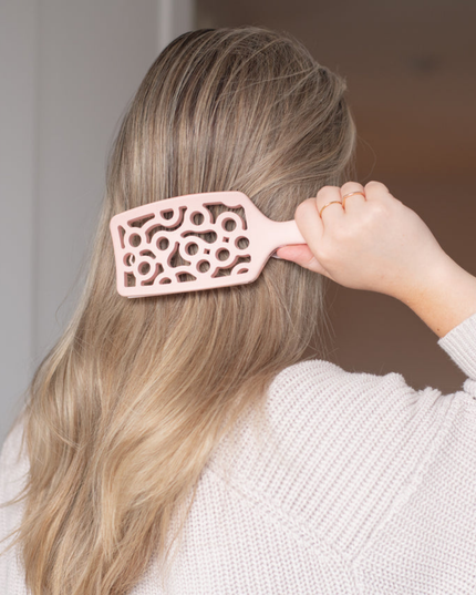 Style and smooth hair in half the time with this aerodynamic detangler designed to hug your scalp and promote airflow.