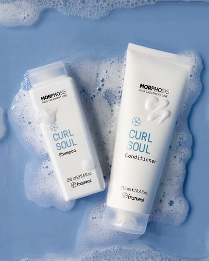 A moisturizing and disciplining shampoo for textured hair, gently cleanses while respecting curl structure. Enriched with Cotton Milk, Hyaluronic Acid, and Cationic Conditioners for softness, definition, and elasticity. Arginine, which has repairing and conditioning properties, and Vitamin E, with its antioxidant, hydrating, and protective power, combine in a formula that fights frizz and leaves the hair glossy and easy to tame.