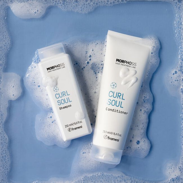 A moisturizing and disciplining shampoo for textured hair, gently cleanses while respecting curl structure. Enriched with Cotton Milk, Hyaluronic Acid, and Cationic Conditioners for softness, definition, and elasticity. Arginine, which has repairing and conditioning properties, and Vitamin E, with its antioxidant, hydrating, and protective power, combine in a formula that fights frizz and leaves the hair glossy and easy to tame.