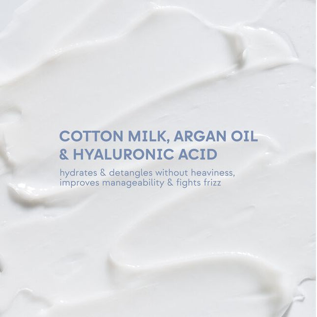 Nourishing conditioner for dehydrated hair. Enriched with Cotton Milk, Hyaluronic Acid, Argan Oil, and Hydrolyzed Vegetable Proteins, it adds hydration, softness, and definition without weighing the hair down. It tames and nourishes, making the hair easy to detangle and frizz-free.