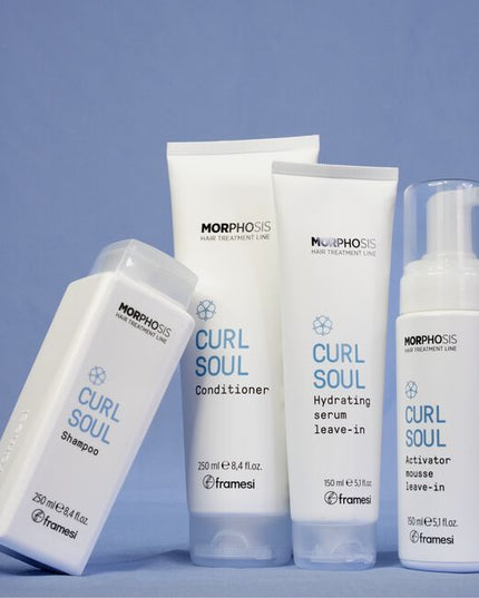 A moisturizing and disciplining shampoo for textured hair, gently cleanses while respecting curl structure. Enriched with Cotton Milk, Hyaluronic Acid, and Cationic Conditioners for softness, definition, and elasticity. Arginine, which has repairing and conditioning properties, and Vitamin E, with its antioxidant, hydrating, and protective power, combine in a formula that fights frizz and leaves the hair glossy and easy to tame.