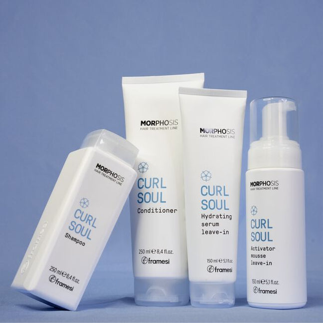 A moisturizing and disciplining shampoo for textured hair, gently cleanses while respecting curl structure. Enriched with Cotton Milk, Hyaluronic Acid, and Cationic Conditioners for softness, definition, and elasticity. Arginine, which has repairing and conditioning properties, and Vitamin E, with its antioxidant, hydrating, and protective power, combine in a formula that fights frizz and leaves the hair glossy and easy to tame.