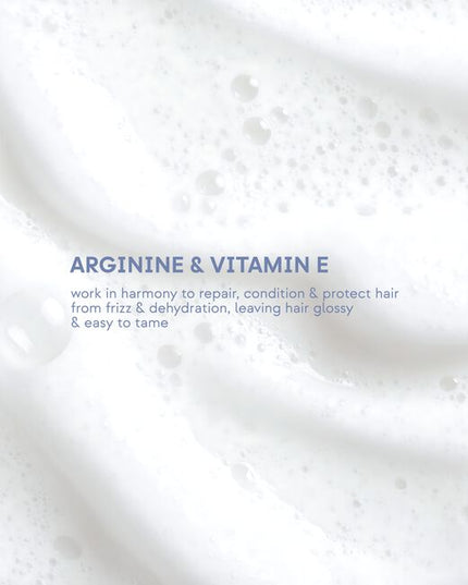 A moisturizing and disciplining shampoo for textured hair, gently cleanses while respecting curl structure. Enriched with Cotton Milk, Hyaluronic Acid, and Cationic Conditioners for softness, definition, and elasticity. Arginine, which has repairing and conditioning properties, and Vitamin E, with its antioxidant, hydrating, and protective power, combine in a formula that fights frizz and leaves the hair glossy and easy to tame.