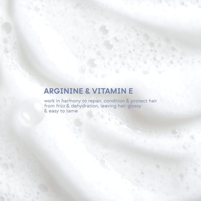 A moisturizing and disciplining shampoo for textured hair, gently cleanses while respecting curl structure. Enriched with Cotton Milk, Hyaluronic Acid, and Cationic Conditioners for softness, definition, and elasticity. Arginine, which has repairing and conditioning properties, and Vitamin E, with its antioxidant, hydrating, and protective power, combine in a formula that fights frizz and leaves the hair glossy and easy to tame.