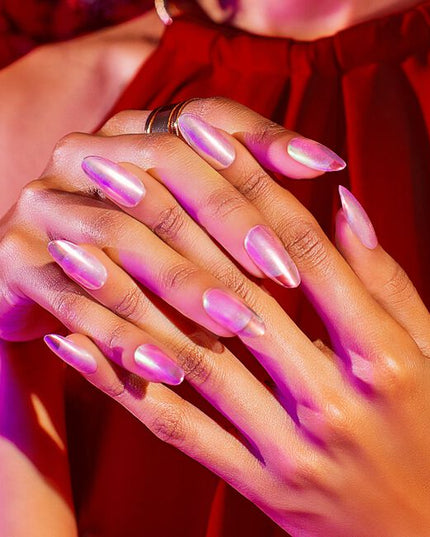 Take on the glitz and glam of any event with the Gelish Glam Glaezed kit. This all-in-inclusive kit comes with all the essentials for the glazed nail art design.