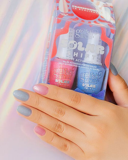 This Solar Shift Gel Kit includes two unique color-shifting gels that uses photochromic technology to make each shade transform before your eyes when exposed to sunlight. With two fun colors that can either be worn alone, or used for nail art, everyone can shade shift in their own way!