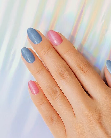 This Solar Shift Gel Kit includes two unique color-shifting gels that uses photochromic technology to make each shade transform before your eyes when exposed to sunlight. With two fun colors that can either be worn alone, or used for nail art, everyone can shade shift in their own way!