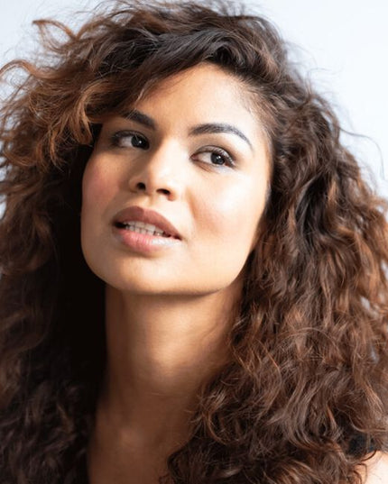 This conditioner delivers balanced care without heaviness, smoothing and detangling hair while bringing the cuticle to a more natural state through precise pH control.