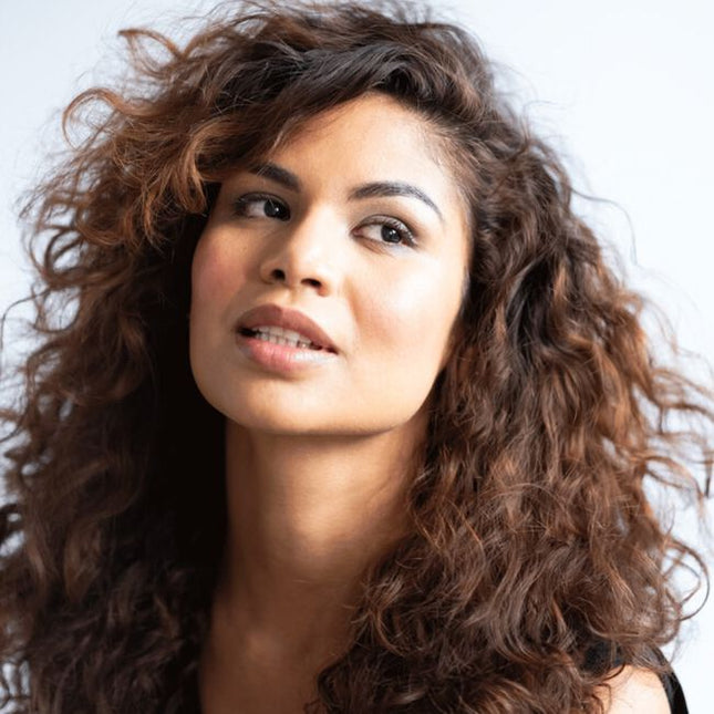 This conditioner delivers balanced care without heaviness, smoothing and detangling hair while bringing the cuticle to a more natural state through precise pH control.