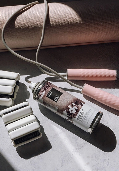 Powerful dry shampoo cleanses even the most oily hair and scalp with oil-erasing, odor-eliminating charcoal powder. This heavy-duty dry shampoo allows you to go even longer between washes; even after workouts. Detoxifying charcoal powder lifts dirt and build up while absorbing oil and sweat. Cooling, calming white tea powder calms scalp and strengthens hair follicles.