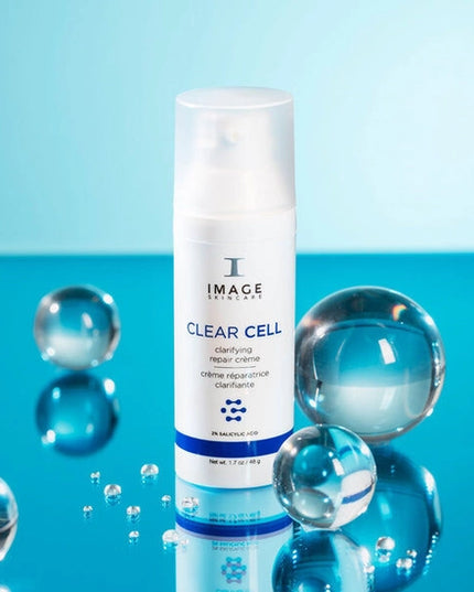This multi-action gel-crème helps to reduce the appearance of blemishes through surface exfoliation while minimizing visible signs of aging. Featuring naturally-derived bakuchiol with retinol-like benefits, the clarifying formula improves oiliness* and helps to reduce the appearance of wrinkles, skin discoloration, and uneven skin texture.