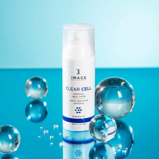 This multi-action gel-crème helps to reduce the appearance of blemishes through surface exfoliation while minimizing visible signs of aging. Featuring naturally-derived bakuchiol with retinol-like benefits, the clarifying formula improves oiliness* and helps to reduce the appearance of wrinkles, skin discoloration, and uneven skin texture.