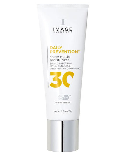 This dual-defense matte moisturizer delivers anti-aging hydration and broad-spectrum sun protection in one product. With a neutral, blendable tint, it blends seamlessly and helps minimize white cast on all skin tones.