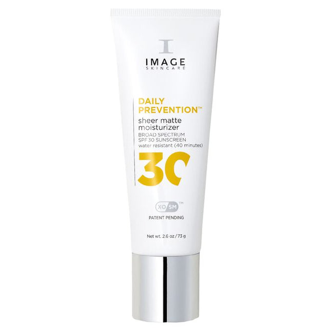 This dual-defense matte moisturizer delivers anti-aging hydration and broad-spectrum sun protection in one product. With a neutral, blendable tint, it blends seamlessly and helps minimize white cast on all skin tones.