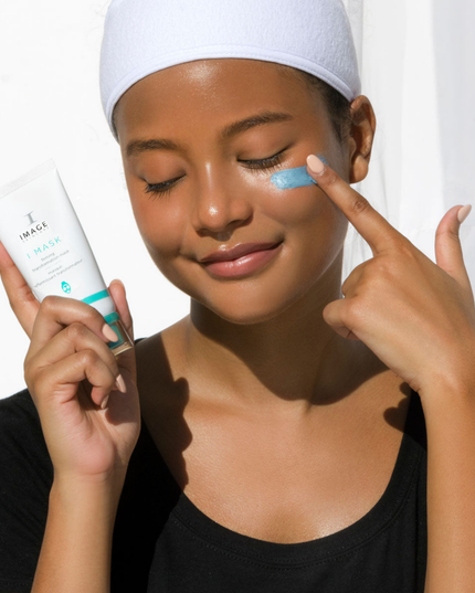 This luxurious, shimmery blue mask supports the skin’s ability to resist stress that causes damage and visible signs of aging. It contains rare pepper berry plant extract to promote skin’s wellbeing. It helps bring skin into balance, hydrating with hyaluronic acid as high-purity clays and jojoba beads gently polish away dullness for improved texture, tightness and tone. Skin is left feeling plump, smooth and firm.