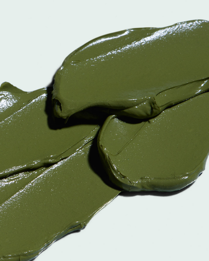 With its blend of yogurt-based probiotics and nourishing superfruits, this fortifying mask balances the skin's natural flora and helps it resist dehydration and imbalance. This deep green mask contains essential vitamins, minerals, and antioxidants to nourish the skin and fight the look of dullness and signs of damage. Purifying green clay and charcoal help to detoxify and clear away impurities, leaving the skin clean, smooth, and refined.