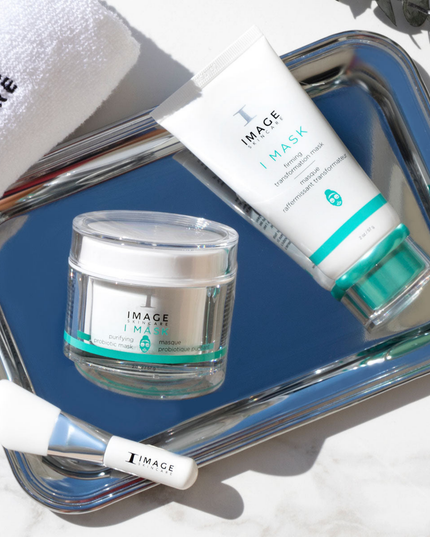 With its blend of yogurt-based probiotics and nourishing superfruits, this fortifying mask balances the skin's natural flora and helps it resist dehydration and imbalance. This deep green mask contains essential vitamins, minerals, and antioxidants to nourish the skin and fight the look of dullness and signs of damage. Purifying green clay and charcoal help to detoxify and clear away impurities, leaving the skin clean, smooth, and refined.