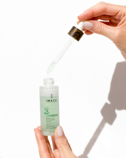 This soothing daily antioxidant serum restores nourishment and hydration to dry, dehydrated and delicate skin. Formulated with certified organic ingredients, including nutrient-rich grape water, soothing aloe vera and botanical extracts, it helps comfort skin and bring it into balance. Enhanced with kakadu plum, an Australian superfruit that provides a rich source of vitamin C to help even skin tone.