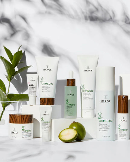 This mild, refreshing gel cleanser gently foams away impurities, leaving skin soft, hydrated and clean. A nourishing complex with organic aloe vera and botanical extracts soothes delicate skin. The satiny texture restores softness and balance.