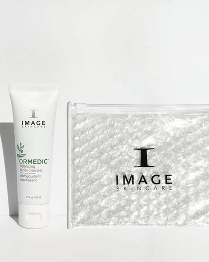 This mild, refreshing gel cleanser gently foams away impurities, leaving skin soft, hydrated and clean. A nourishing complex with organic aloe vera and botanical extracts soothes delicate skin. The satiny texture restores softness and balance.